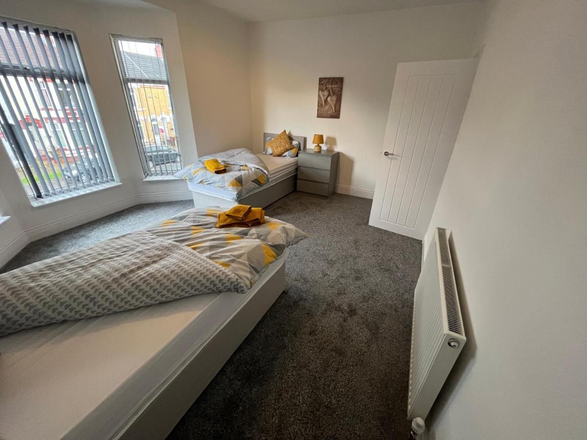 Amazing 8 Person 4 Bedroom And 2 Bathroom Mega House! Kingston upon Hull Exterior photo